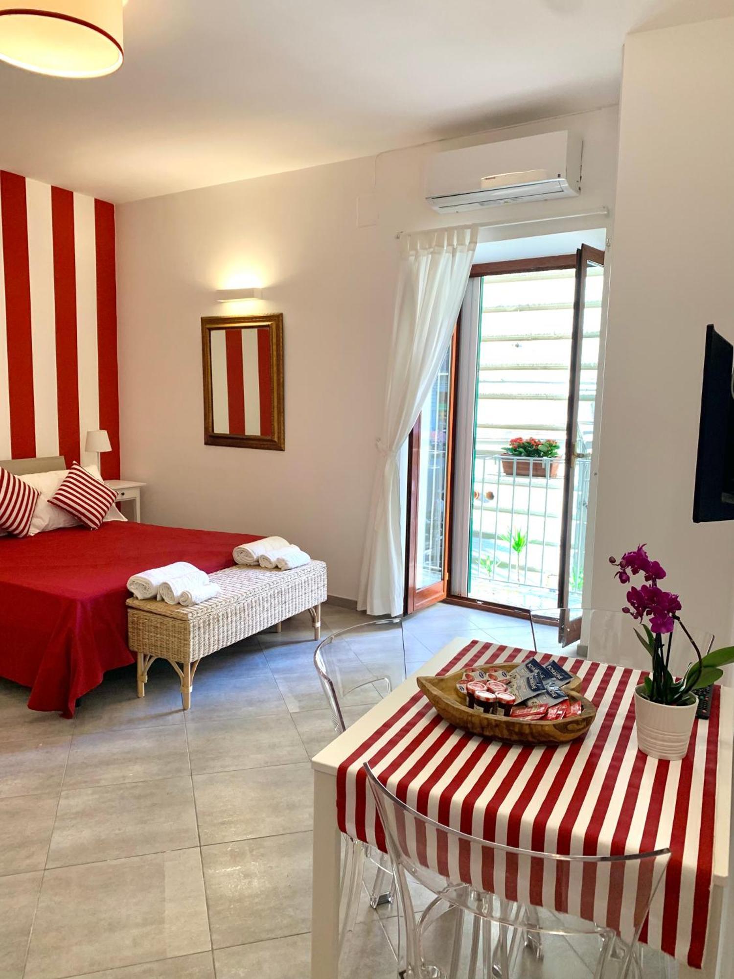 Casa Giulia, Nuovo Appartamento In Centro! نابولي المظهر الخارجي الصورة